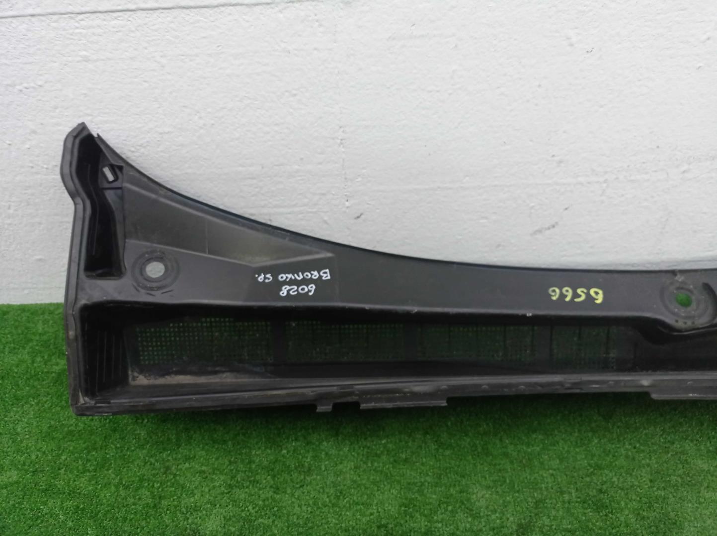 Решетка стеклоочистителей (Жабо)