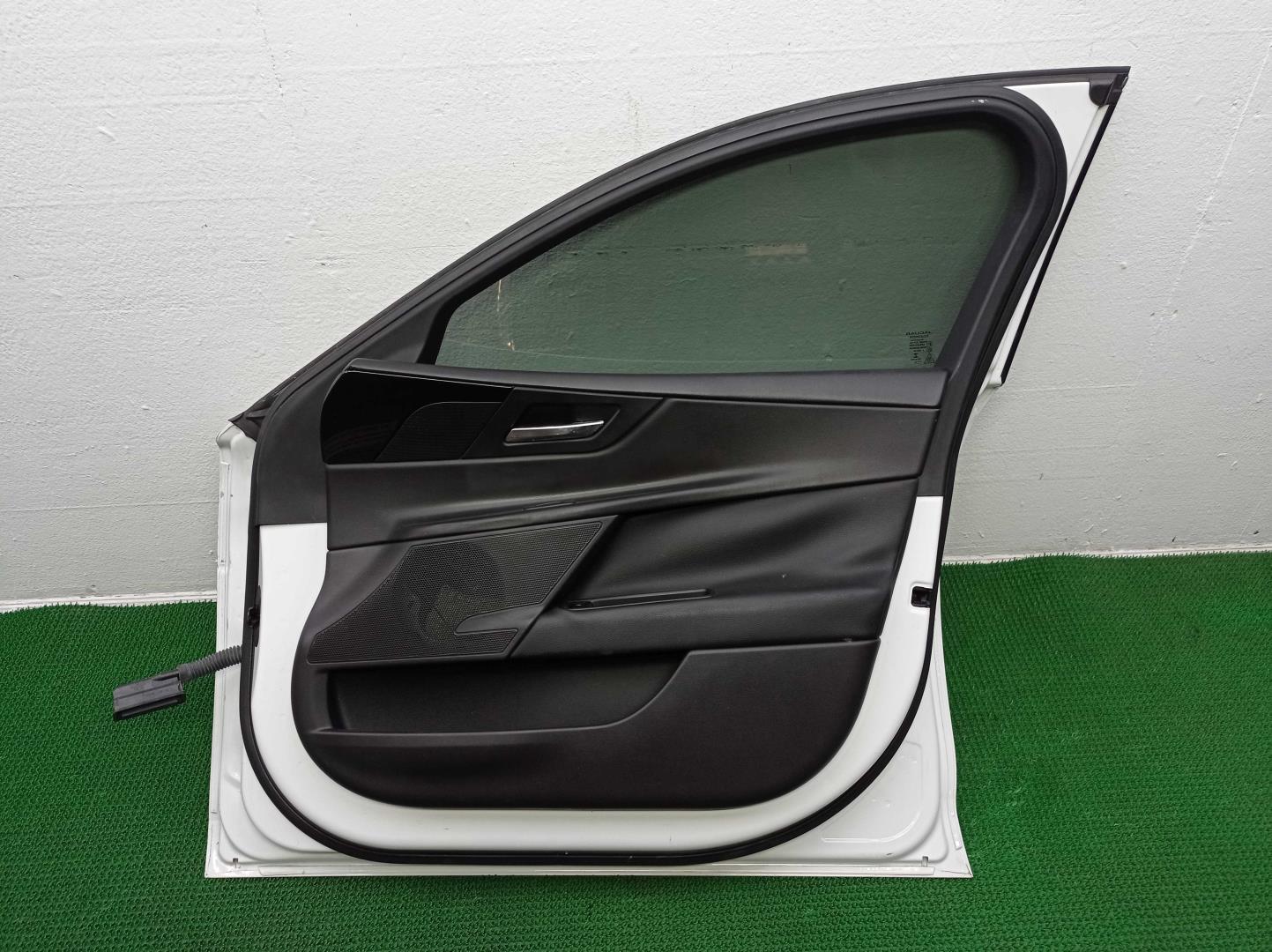 Ручка двери передней наружная правая