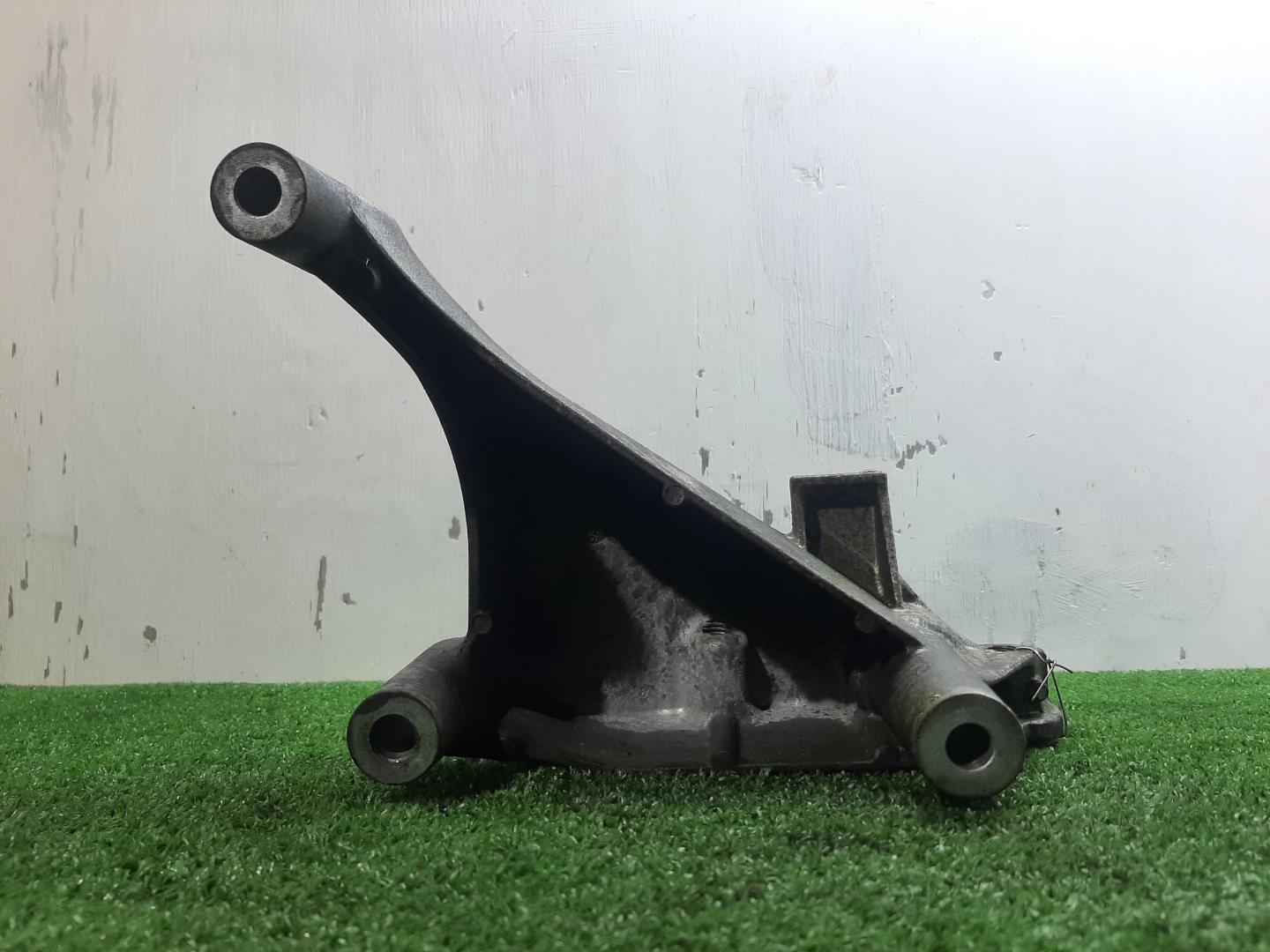 Кронштейн двигателя