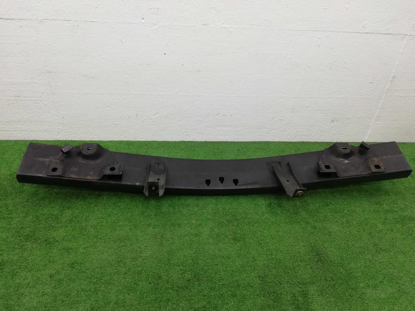 Усилитель переднего бампера