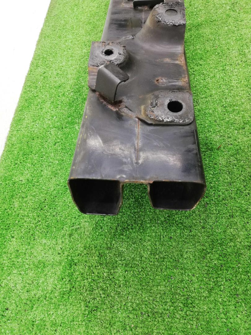 Усилитель переднего бампера