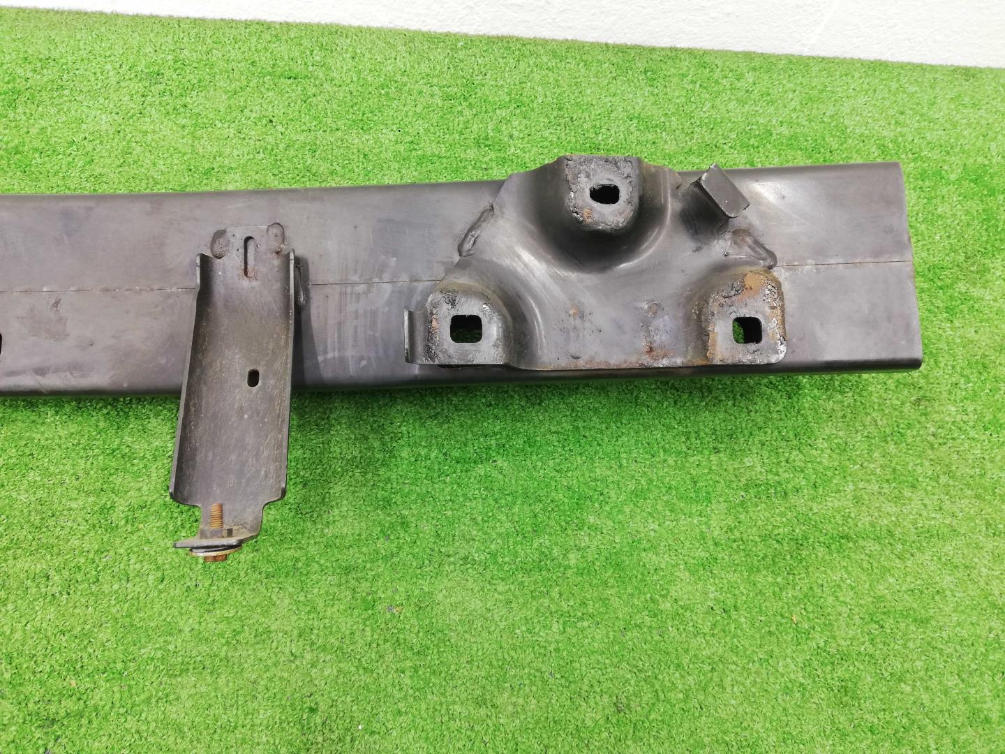 Усилитель переднего бампера