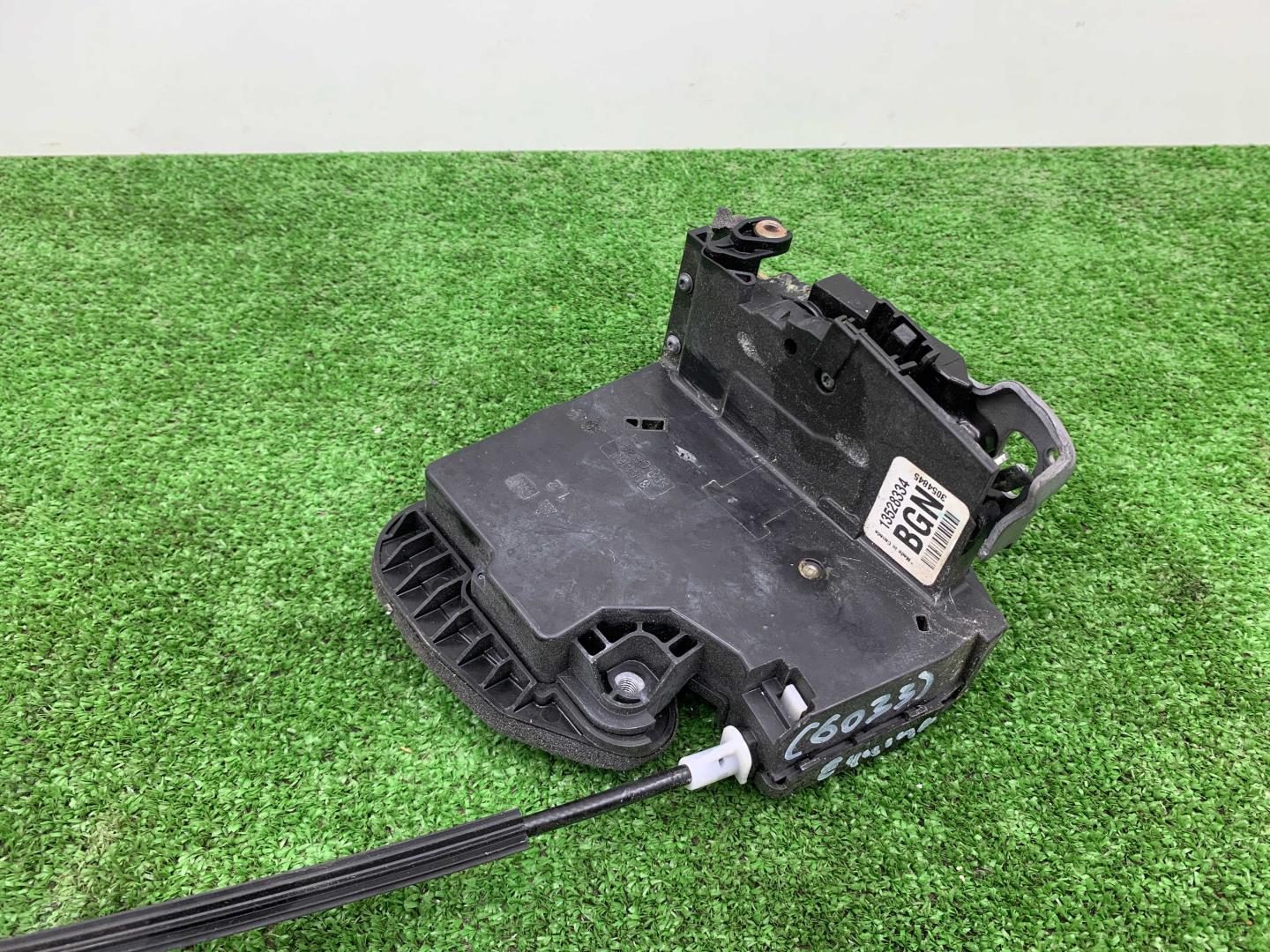 Замок двери передней левой