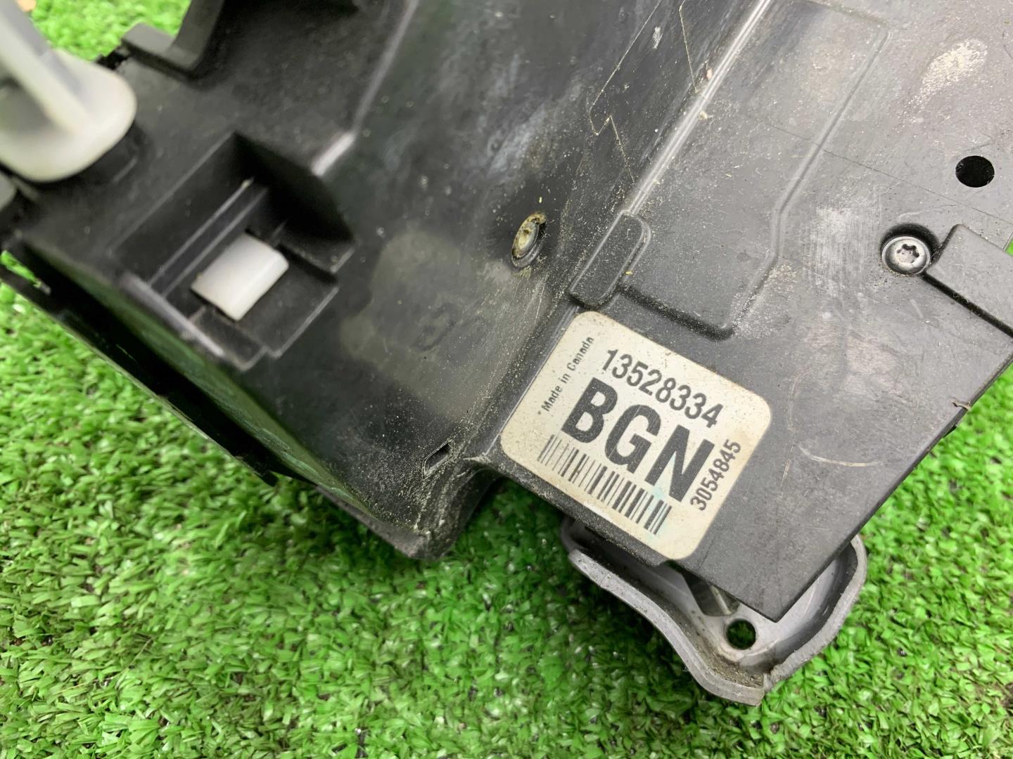 Замок двери передней левой