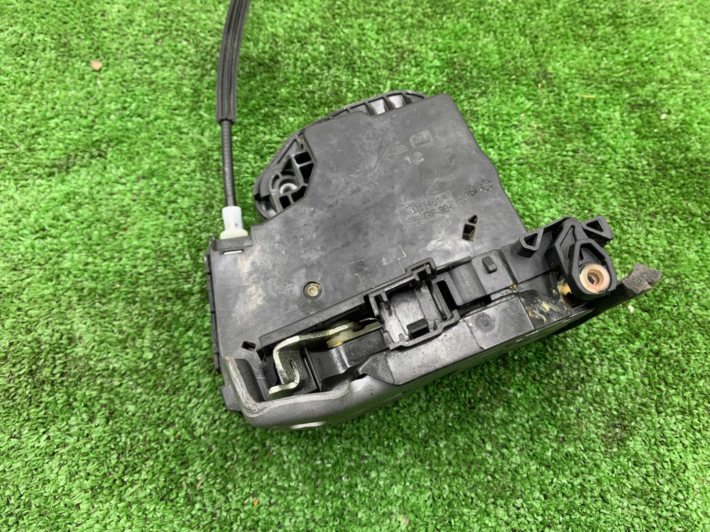 Замок двери передней левой