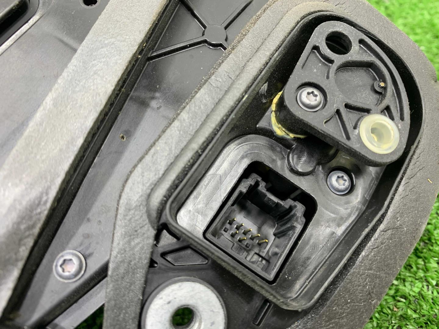 Замок двери передней левой