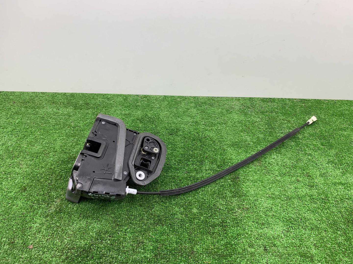 Замок двери передней левой