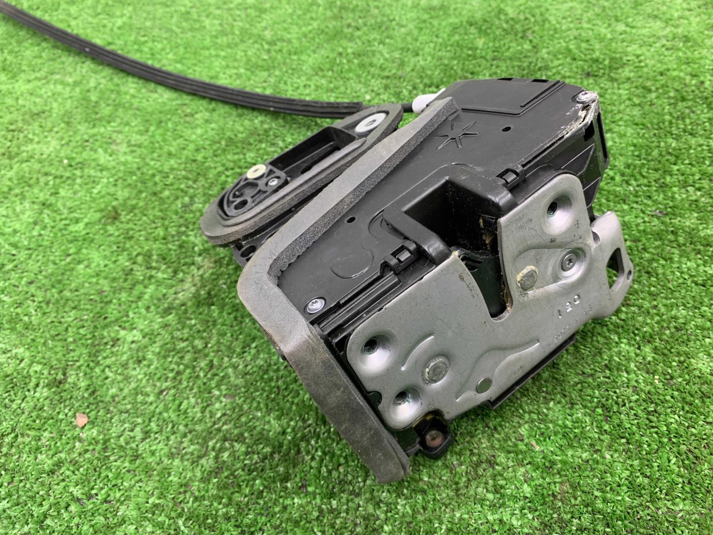 Замок двери передней левой