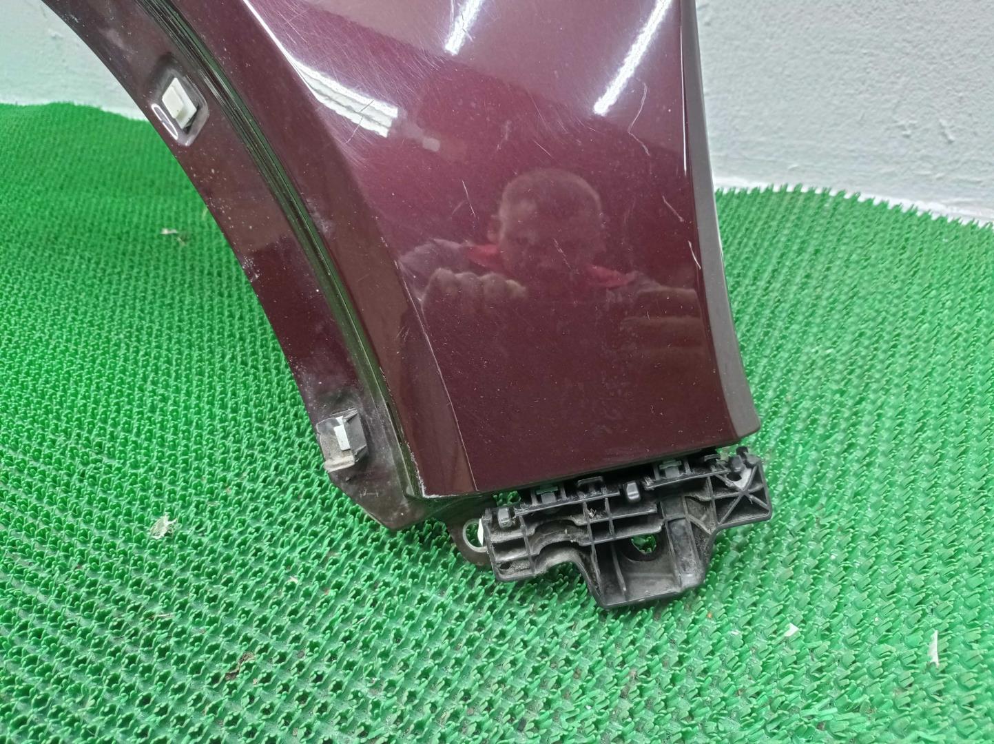 Крыло переднее правое