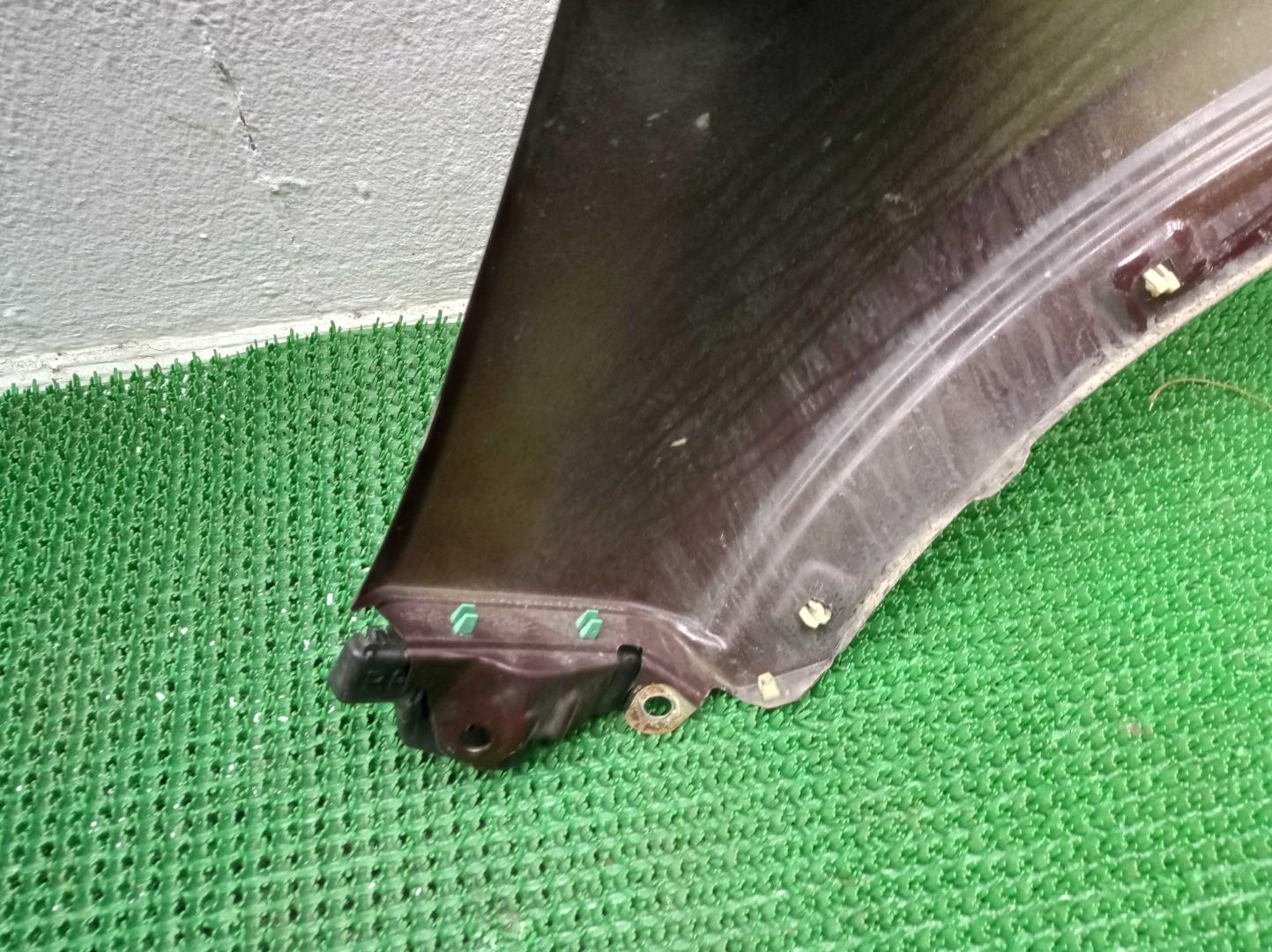 Крыло переднее правое