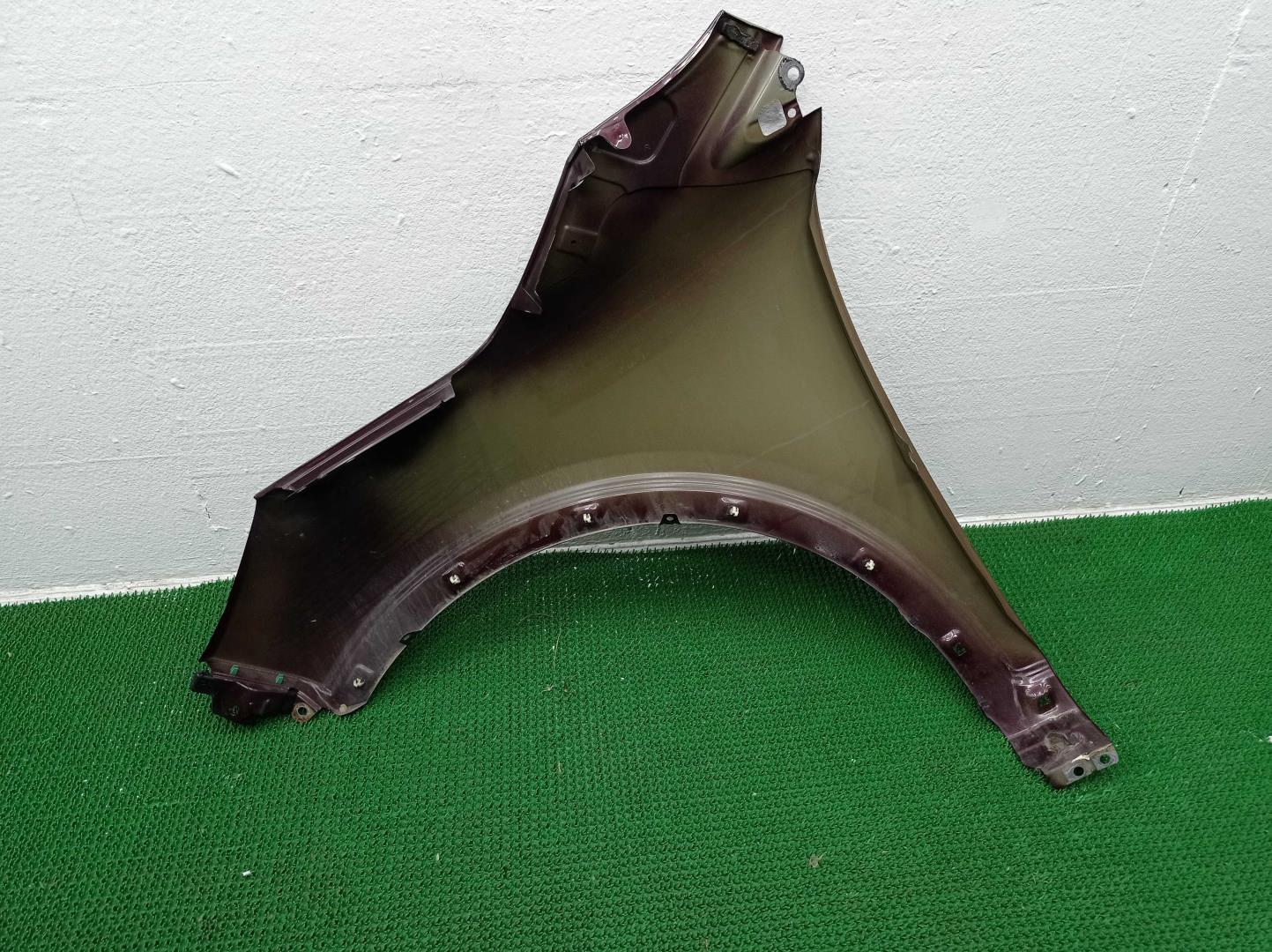 Крыло переднее правое