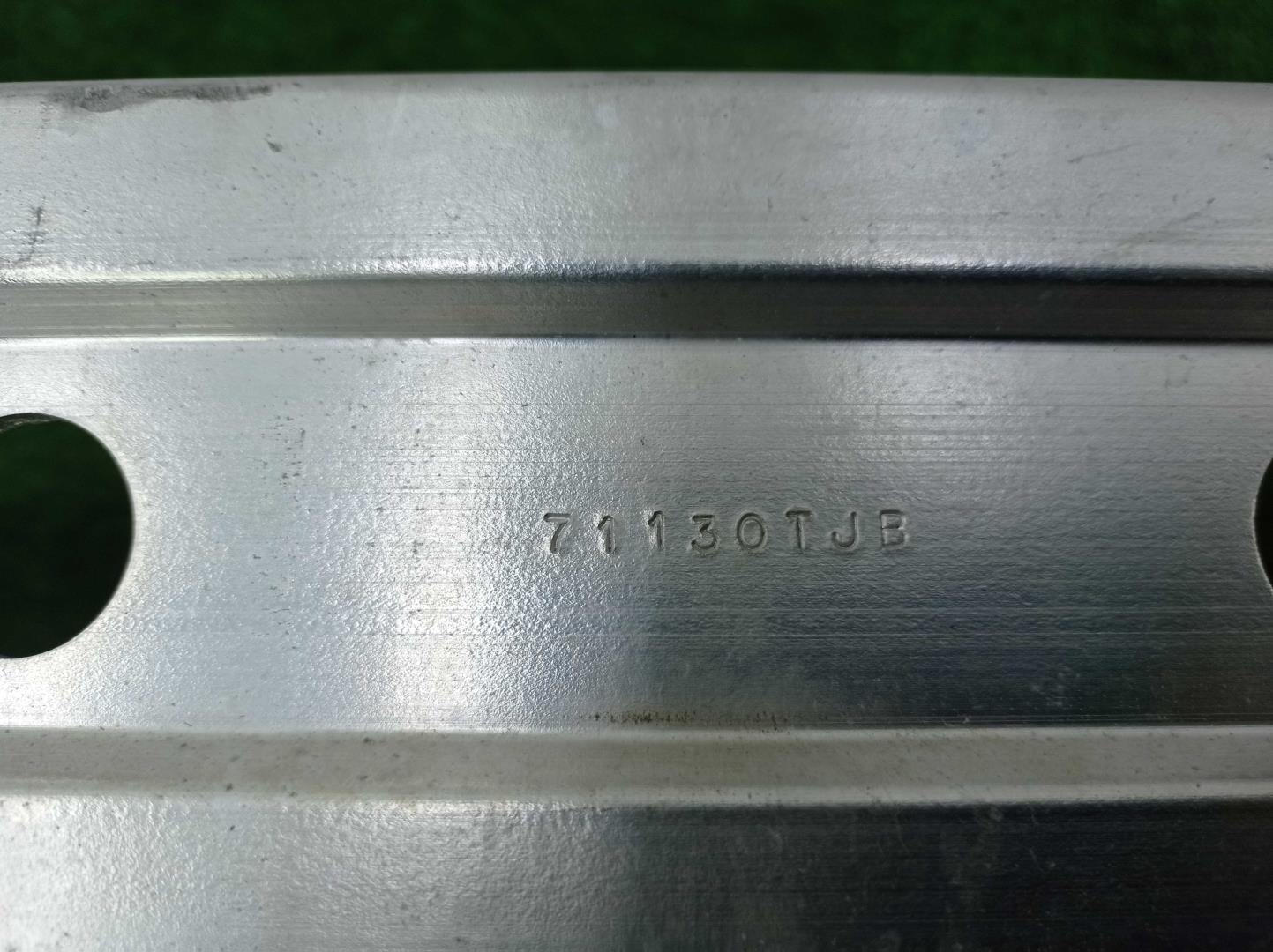 Усилитель переднего бампера