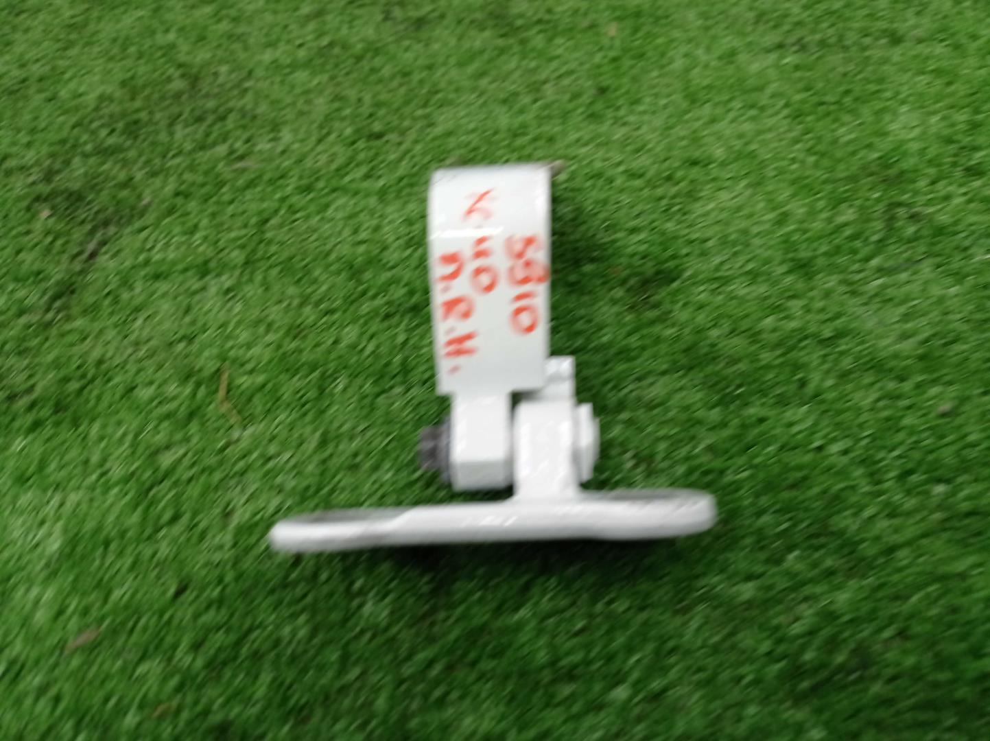 Петля двери передней