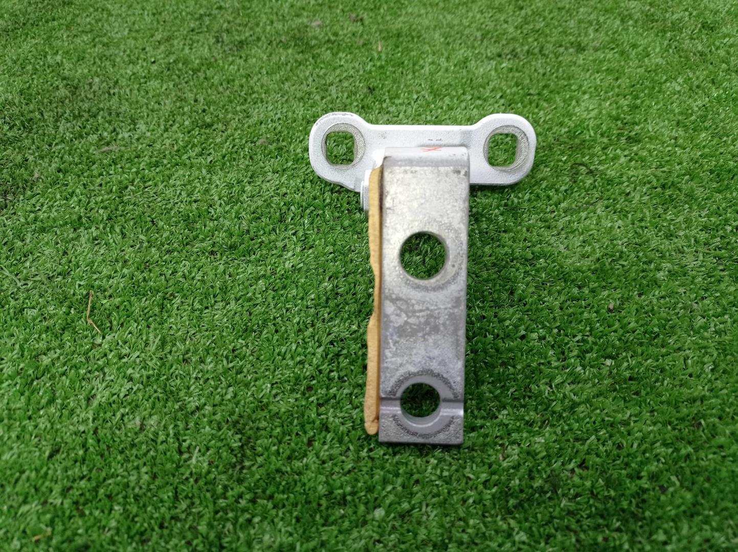 Петля двери передней