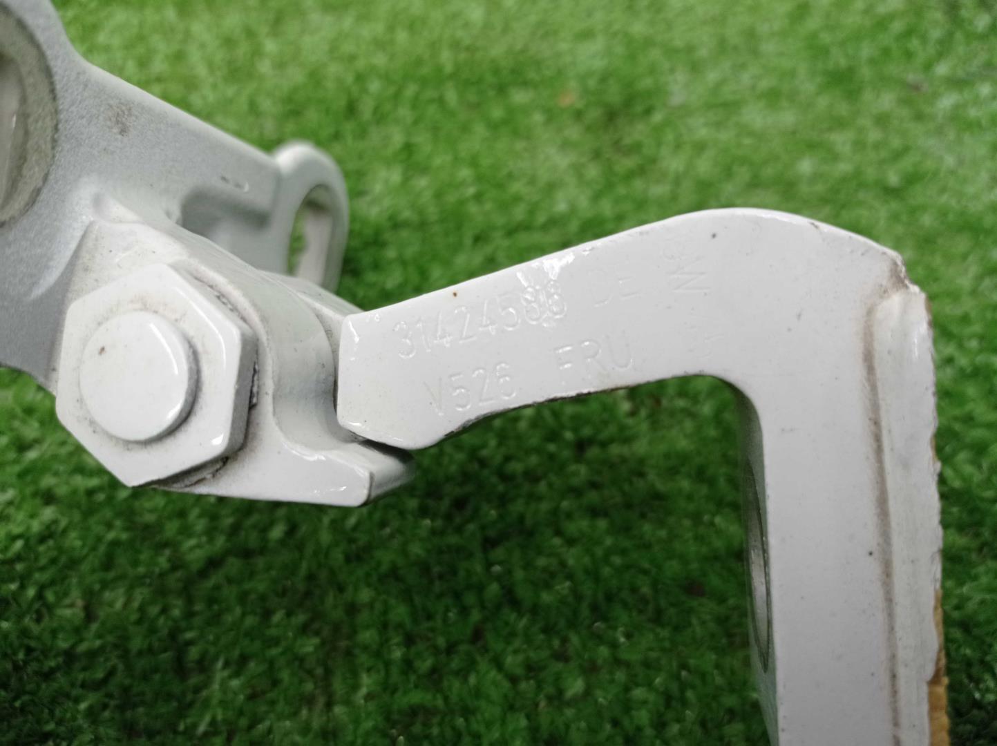 Петля двери передней