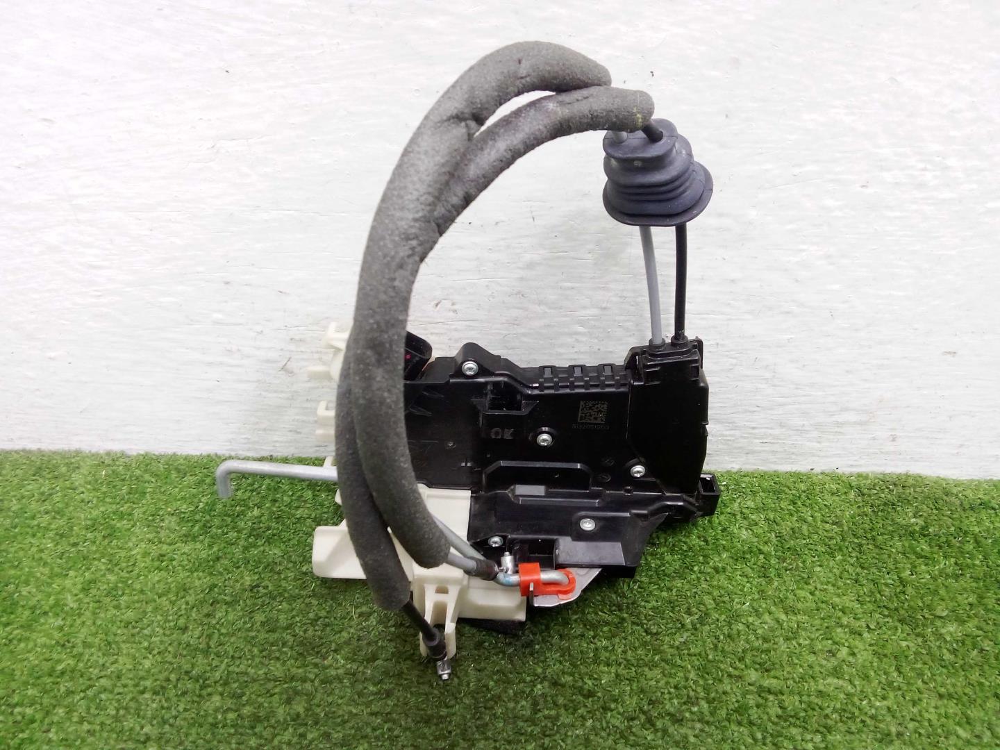 Замок двери передней правой