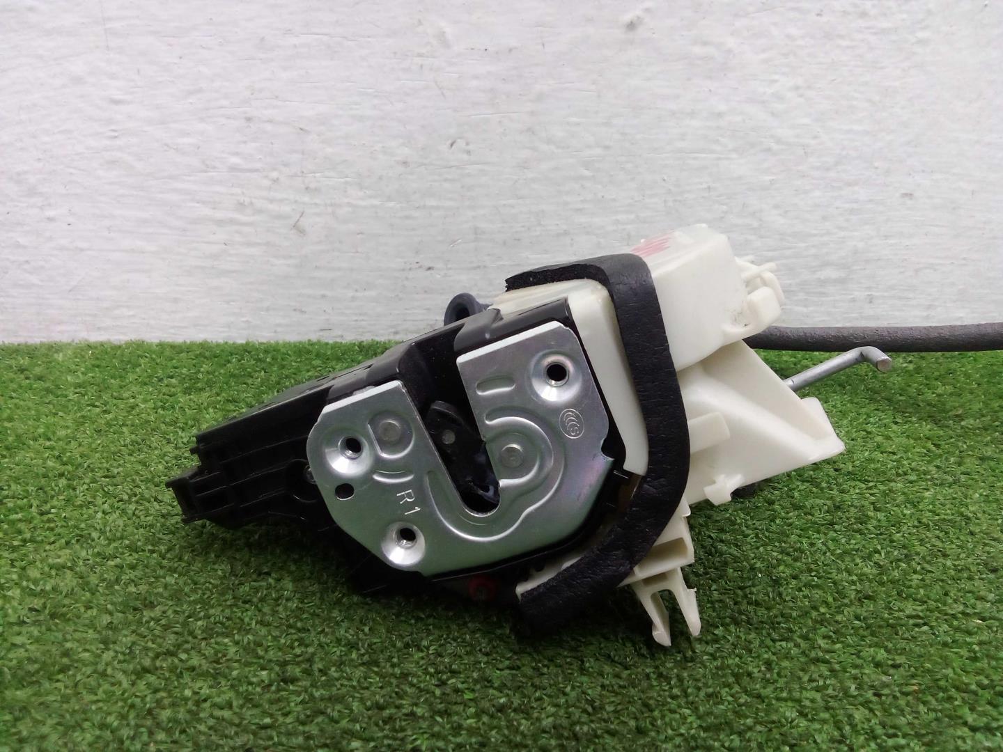 Замок двери передней правой