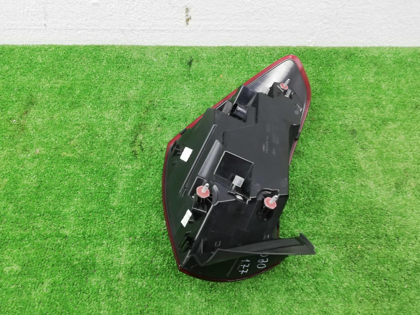 Фонарь задний наружный правый