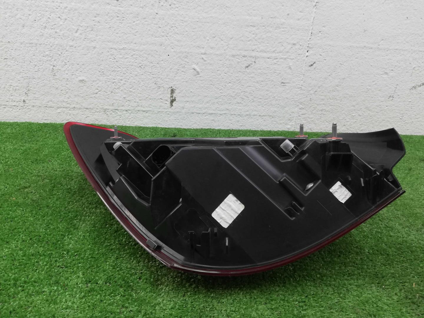 Фонарь задний наружный правый