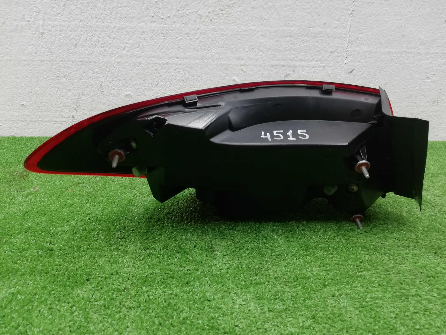 Фонарь задний наружный правый