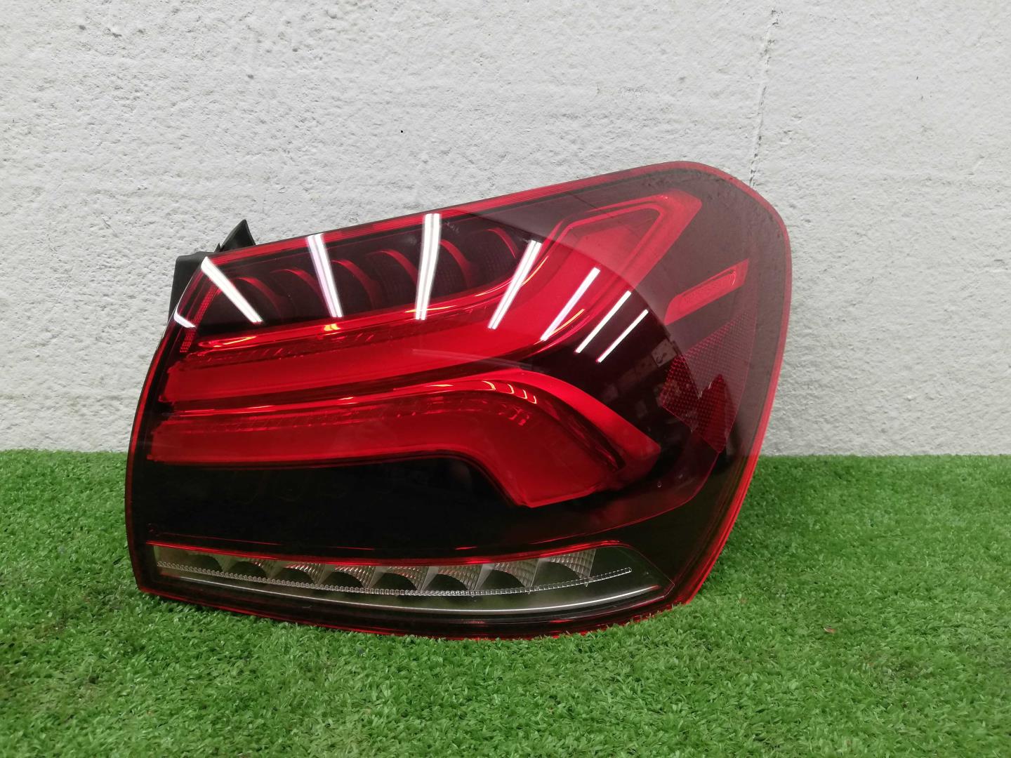 Фонарь задний наружный правый