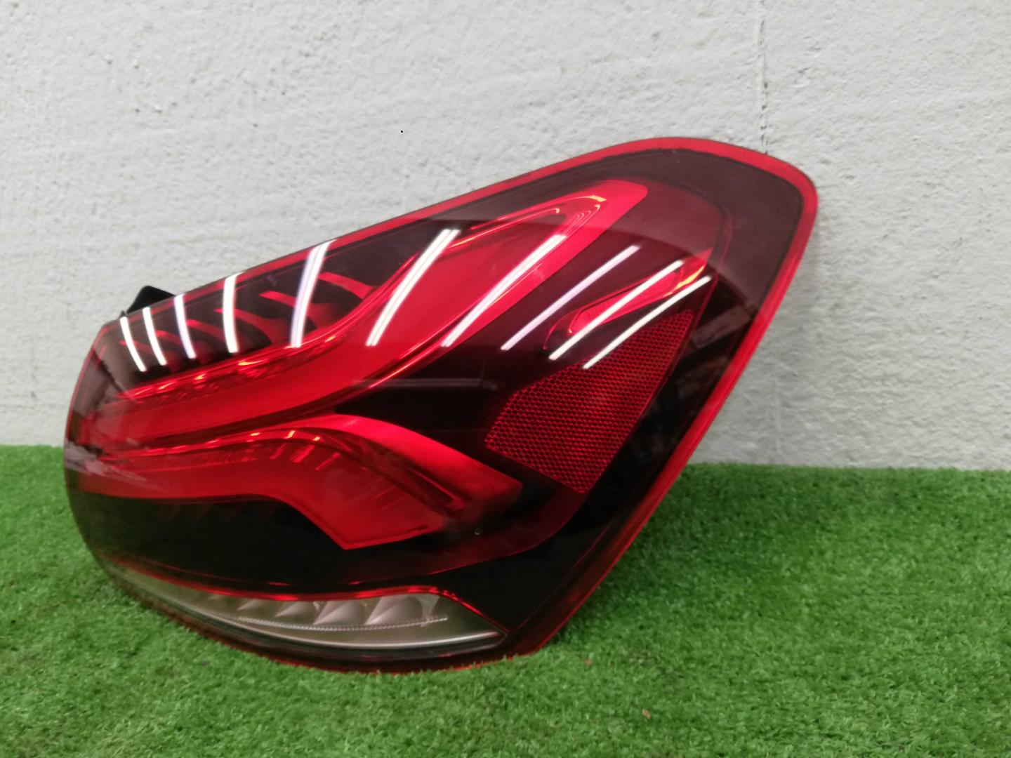 Фонарь задний наружный правый