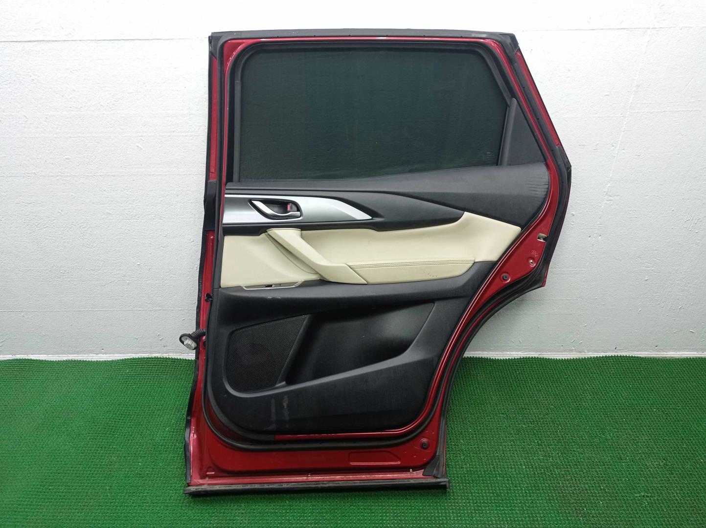 Стекло двери задней правой