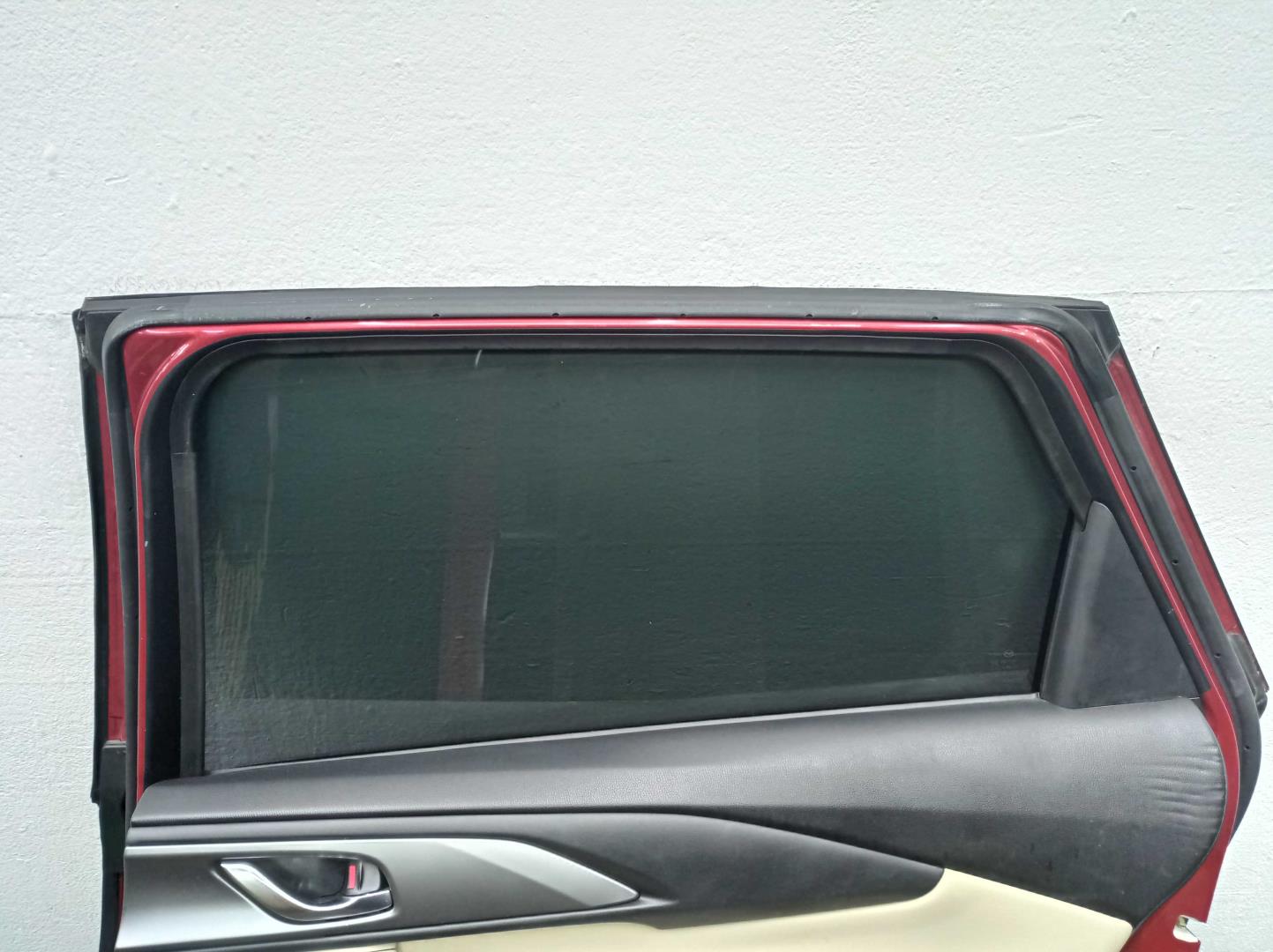Стекло двери задней правой