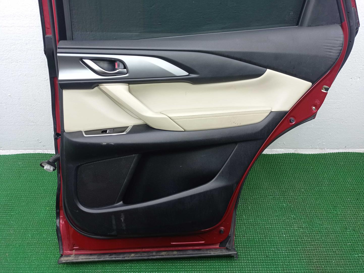 Стекло двери задней правой