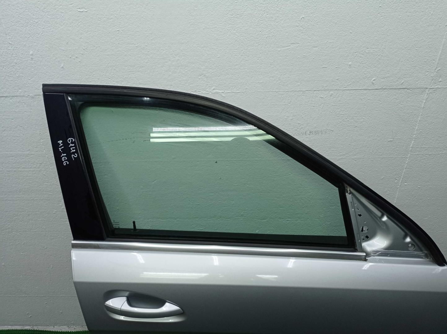 Ручка двери передней наружная правая