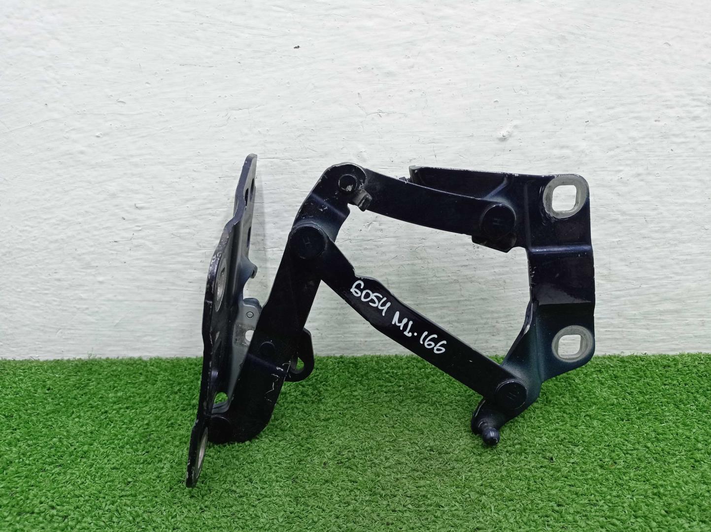 Петля капота левая