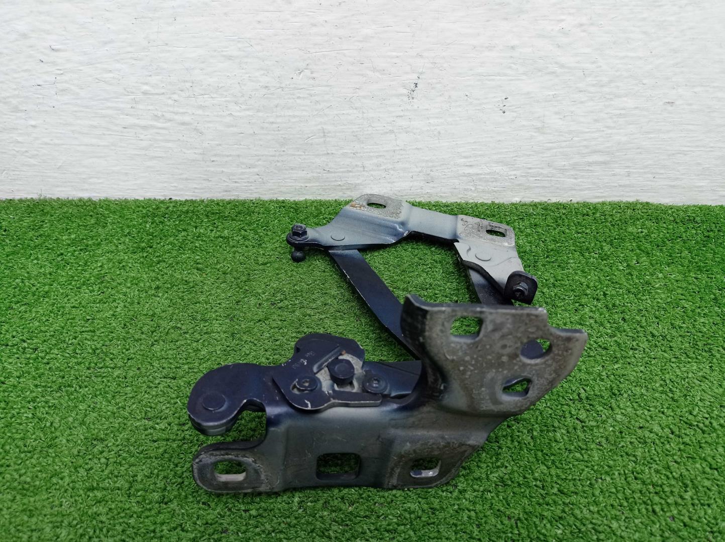 Петля капота левая