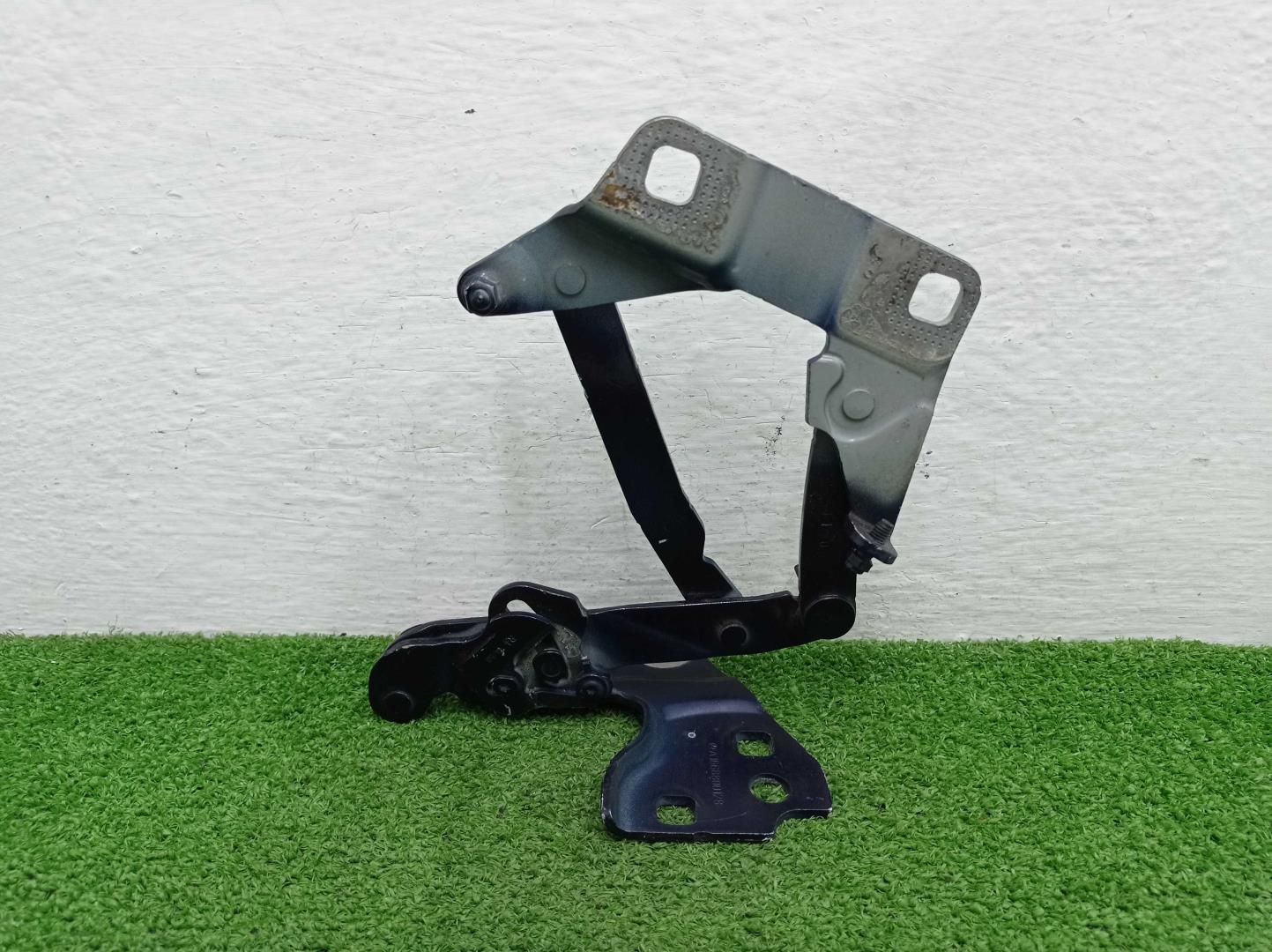 Петля капота левая