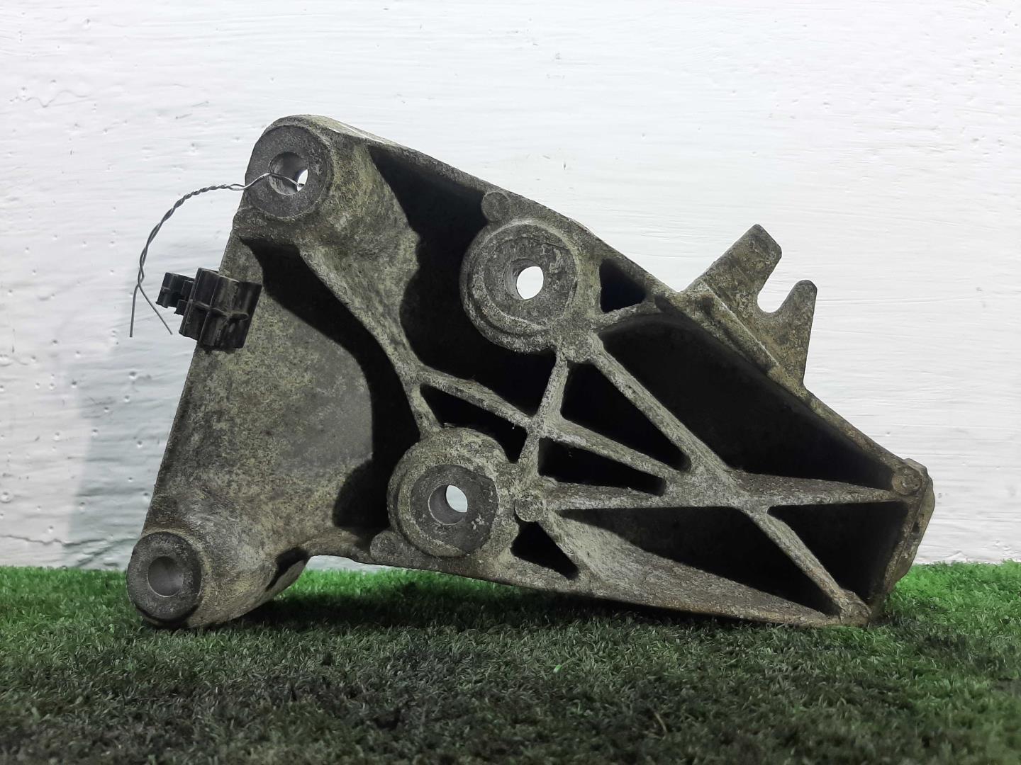 Кронштейн двигателя