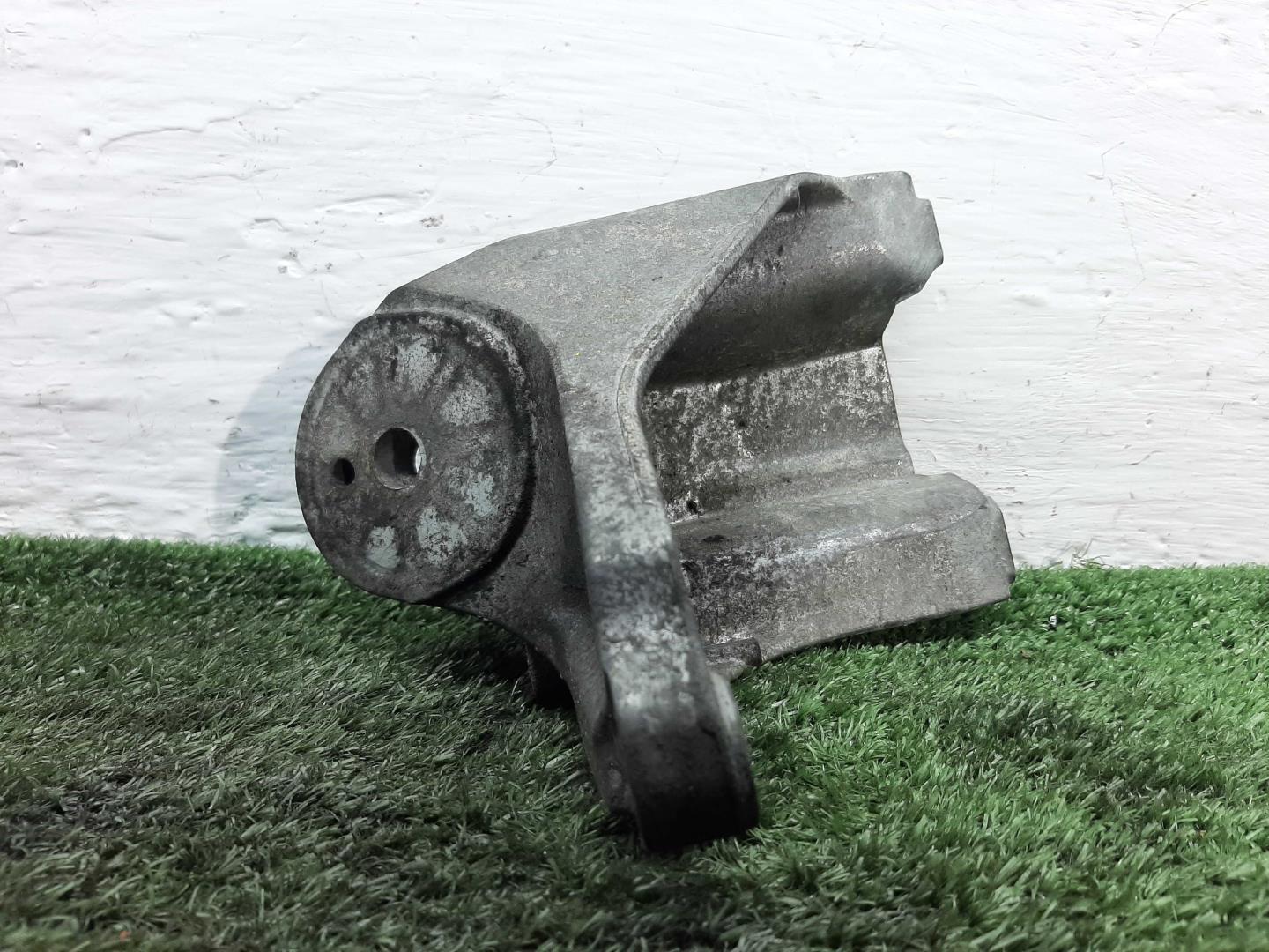 Кронштейн двигателя