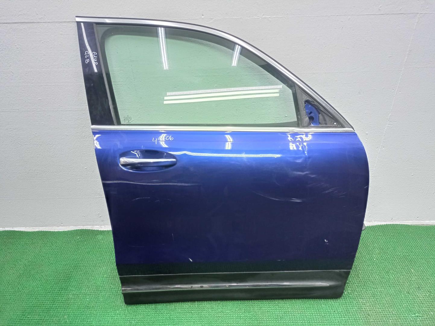 Стекло двери передней правой