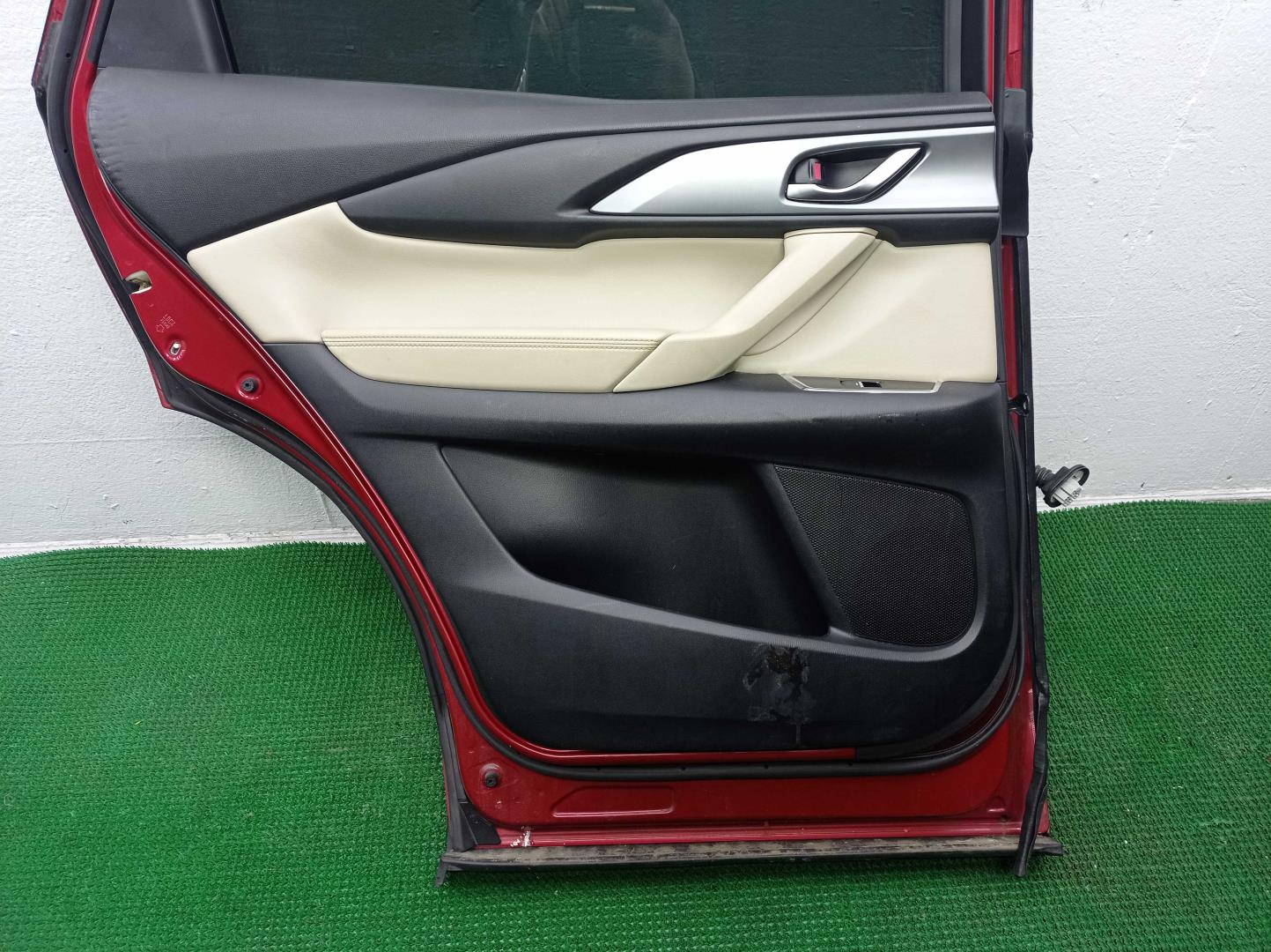 Стекло двери передней правой