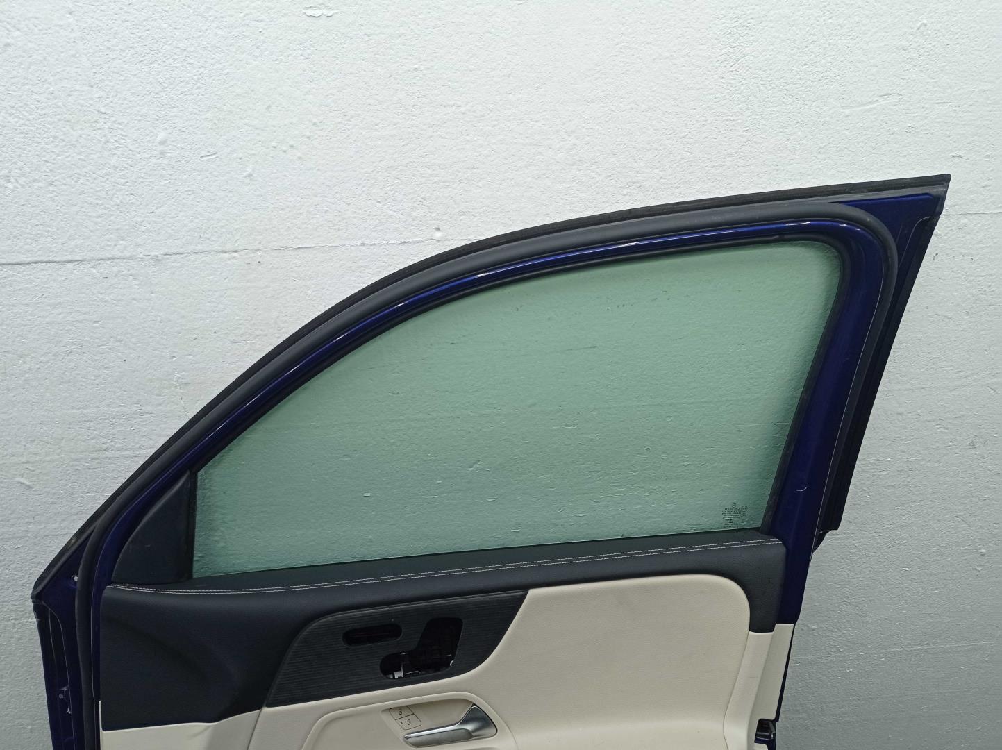 Стекло двери передней правой