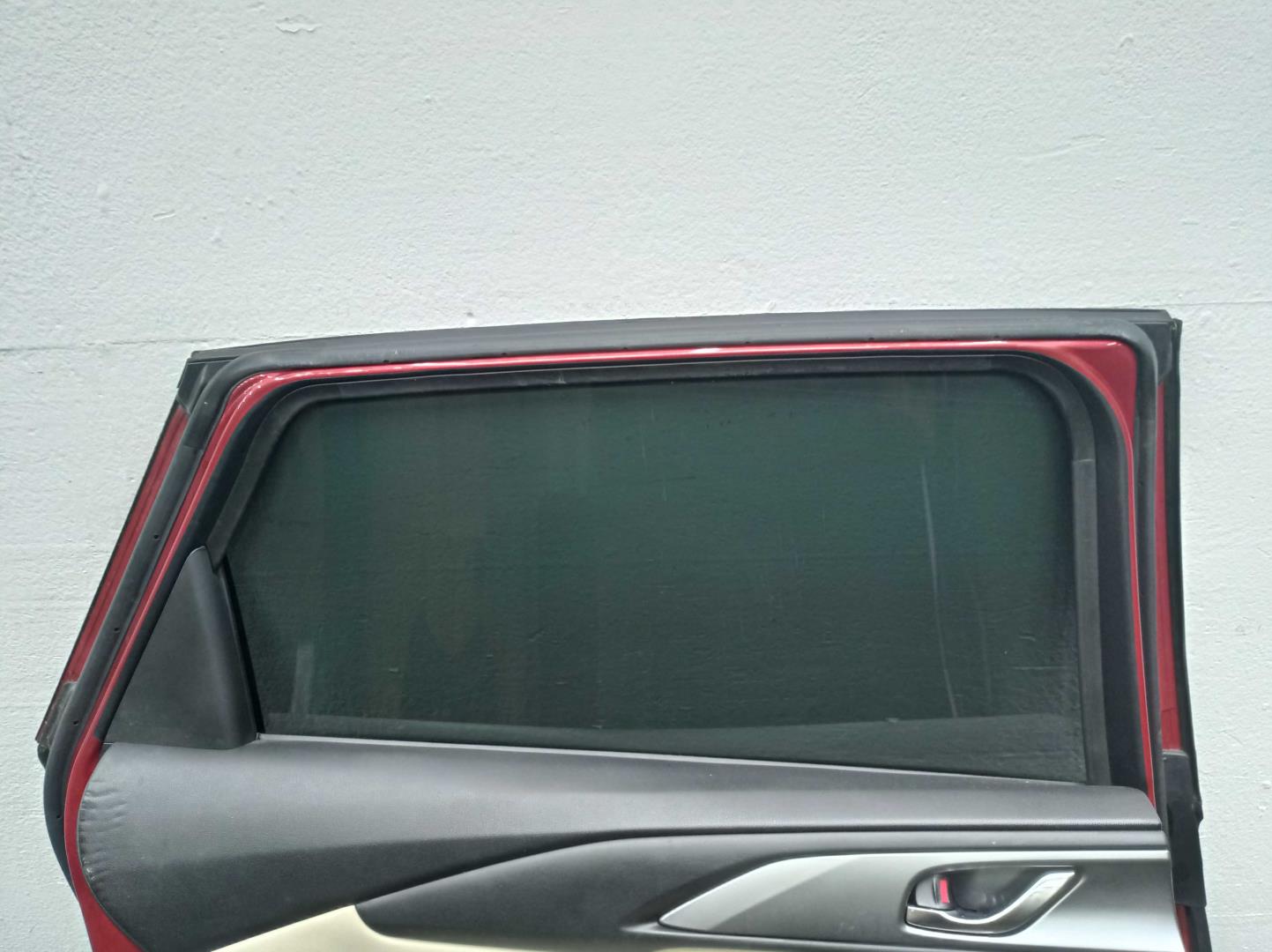 Стекло двери передней правой