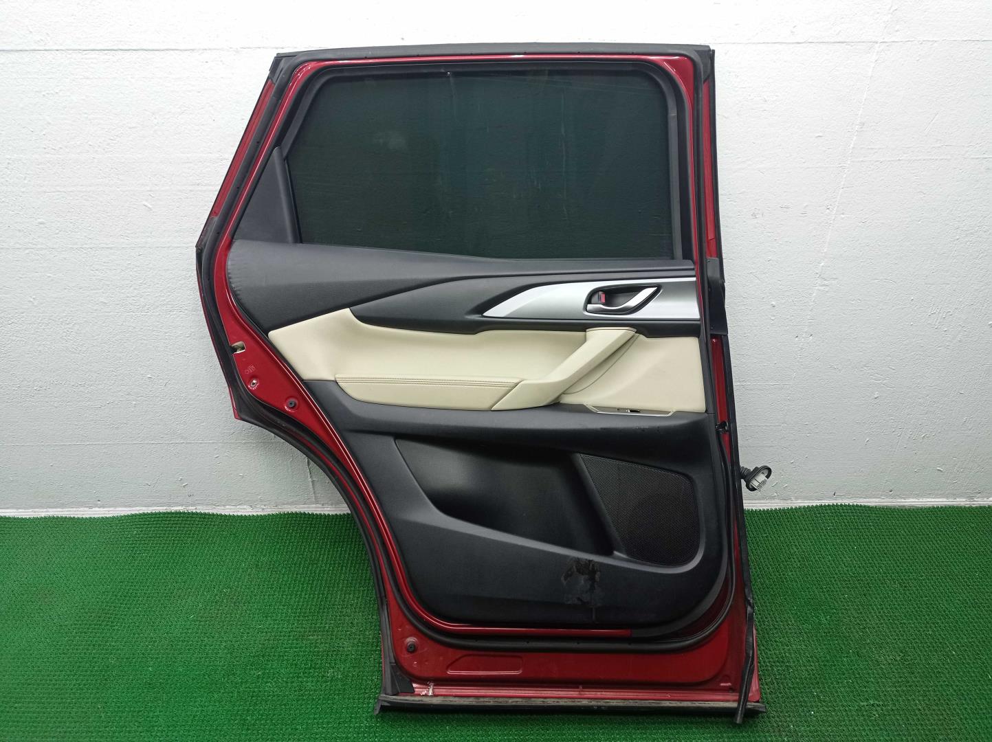 Стекло двери передней правой