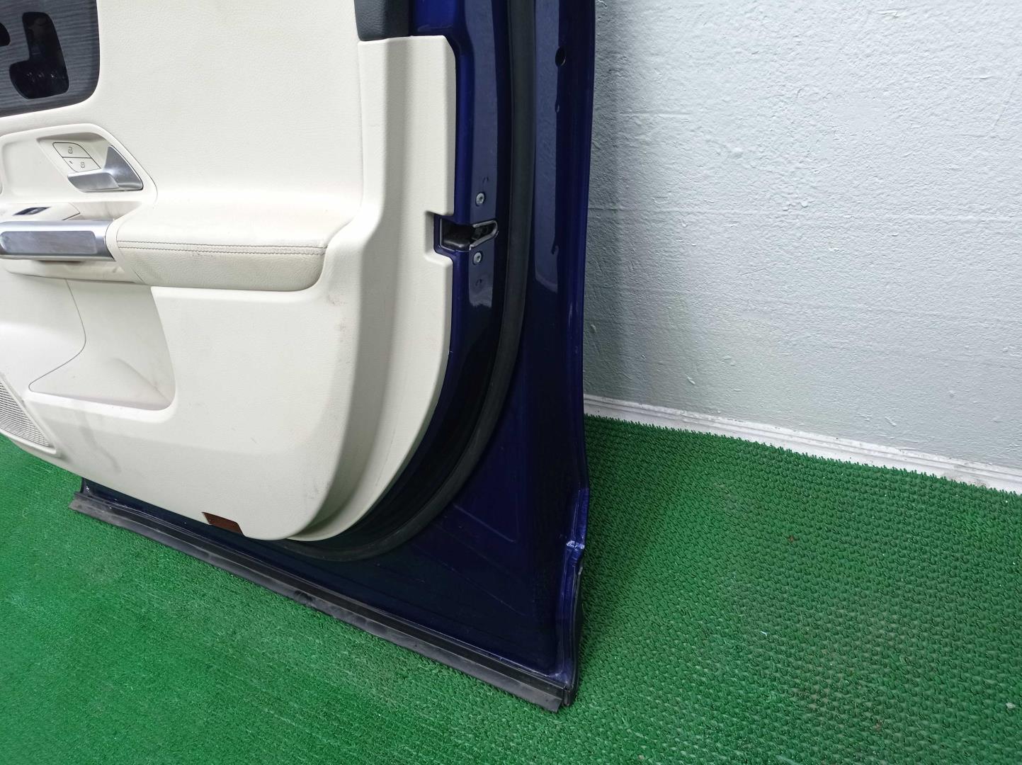 Стекло двери передней правой