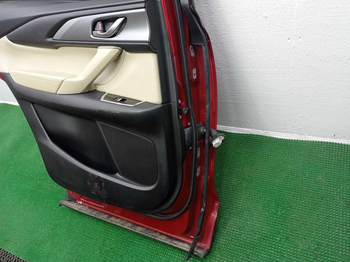 Стекло двери передней правой