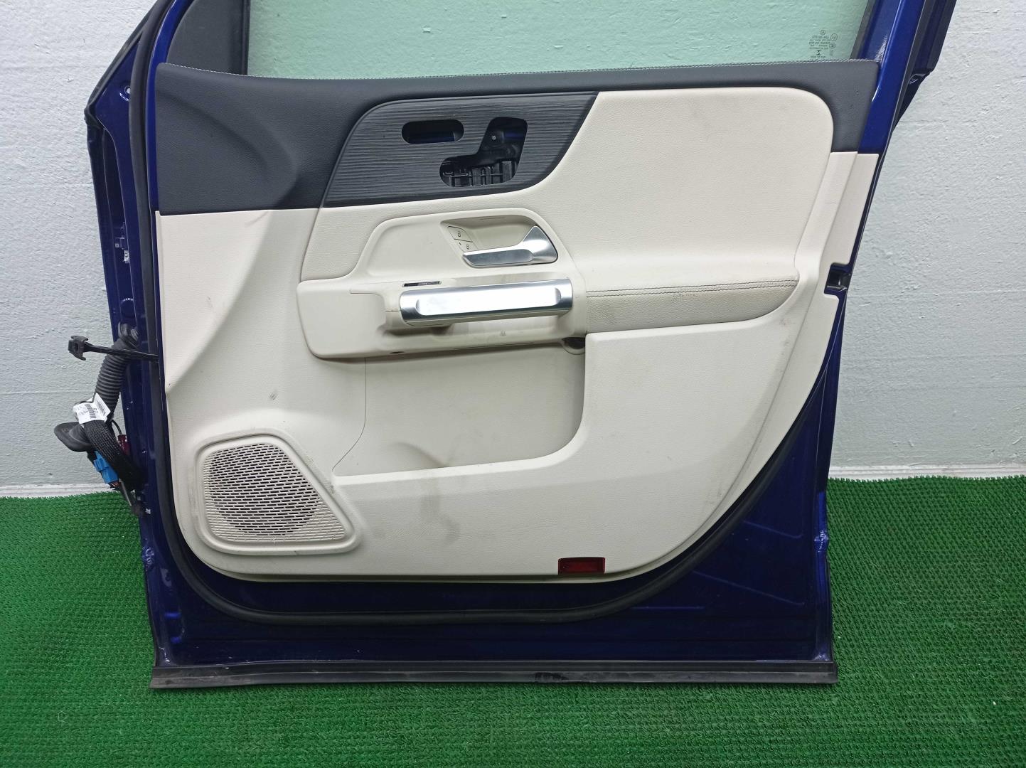 Стекло двери передней правой