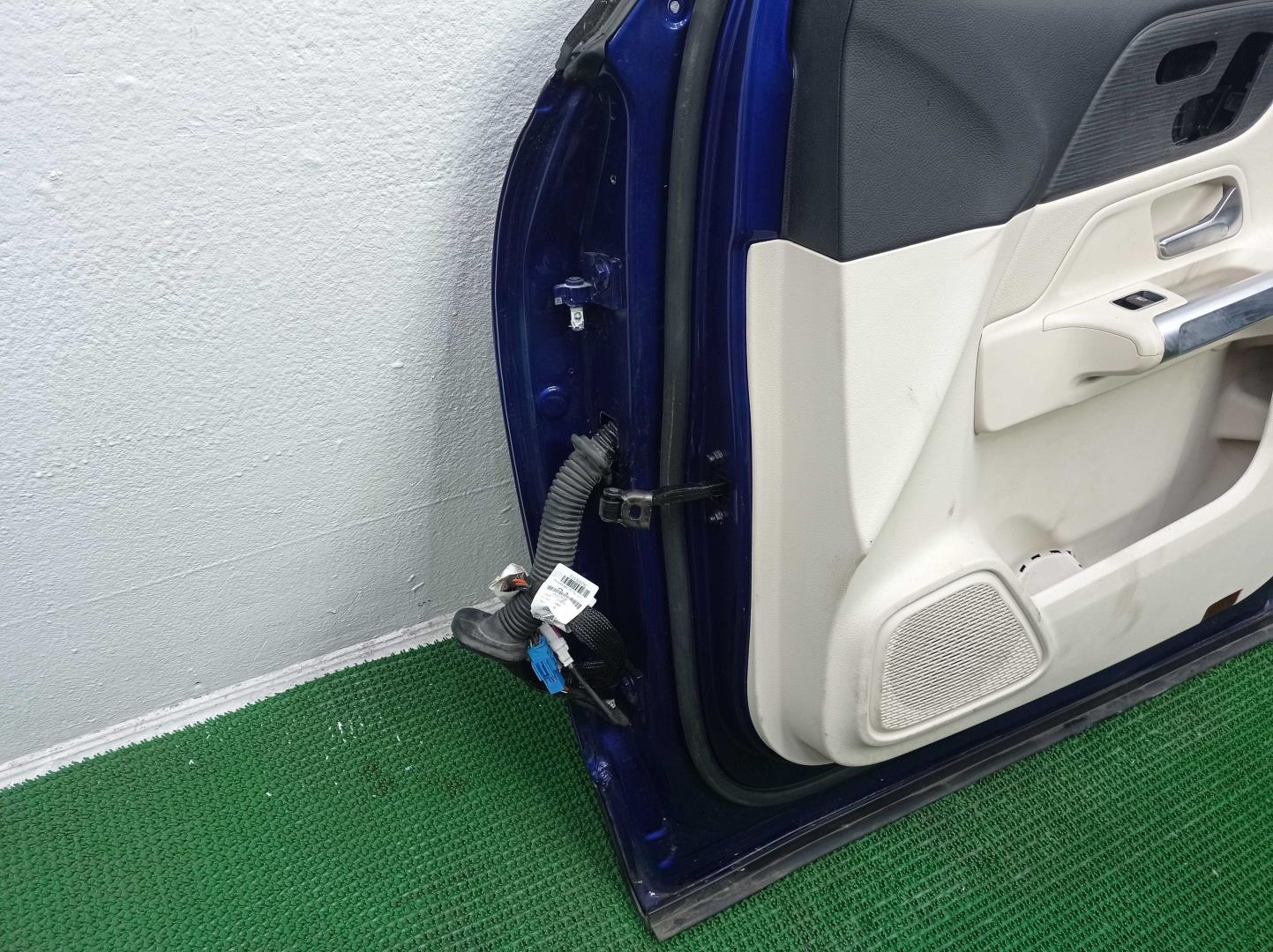 Стекло двери передней правой