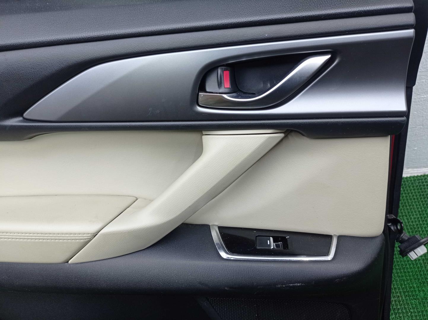 Стекло двери передней правой