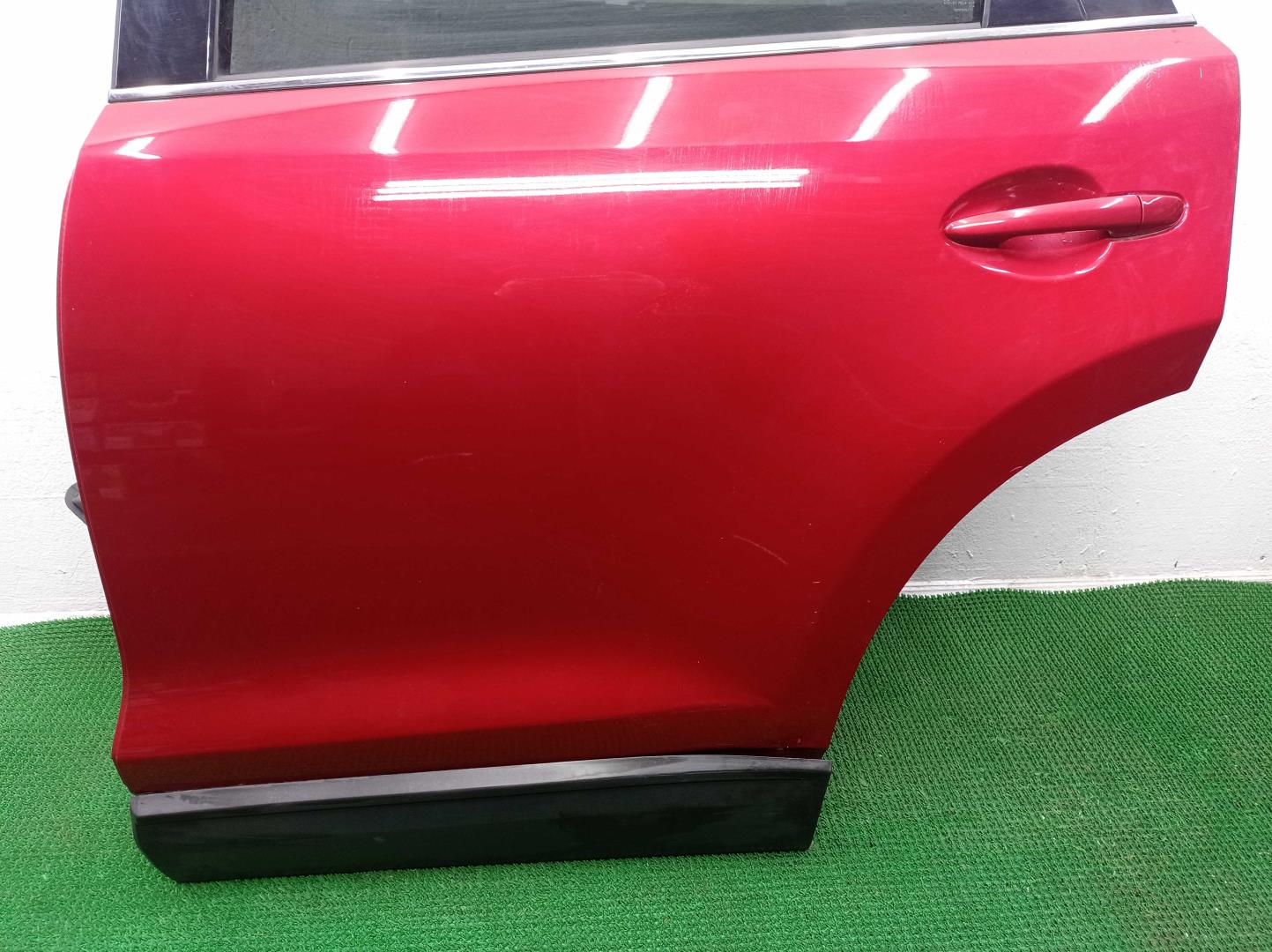 Стекло двери передней правой