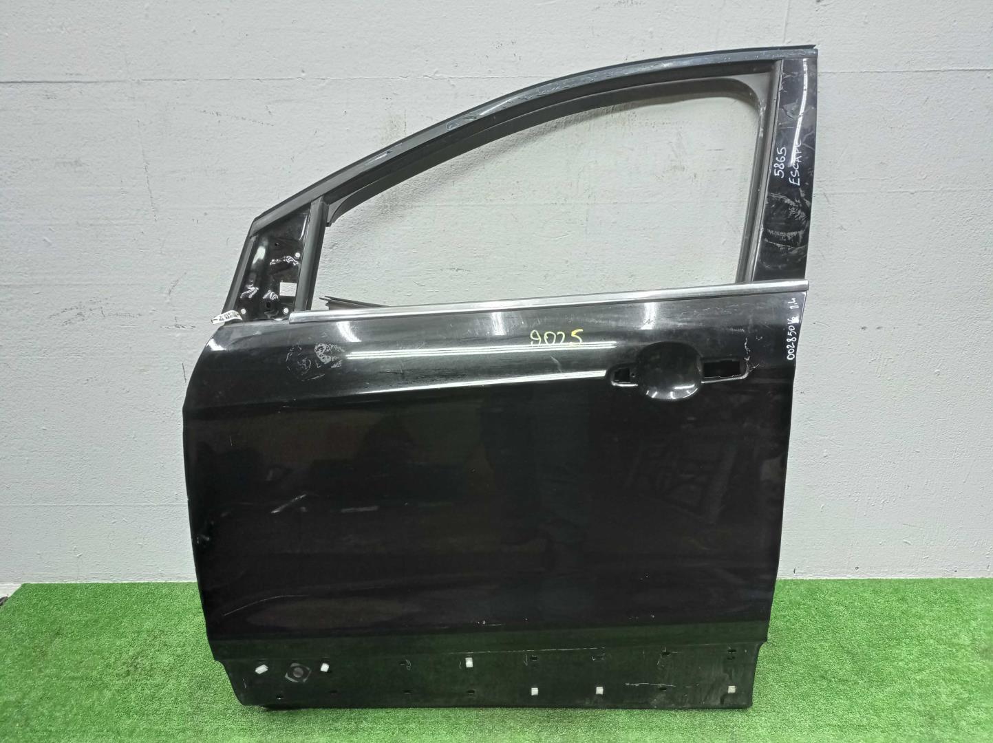 Замок двери передней левой