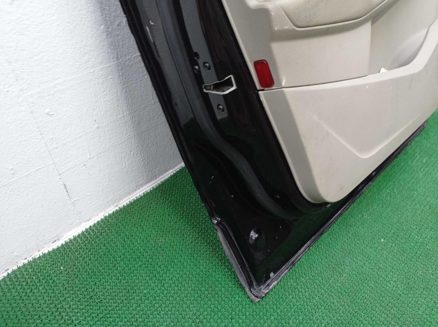 Замок двери передней левой