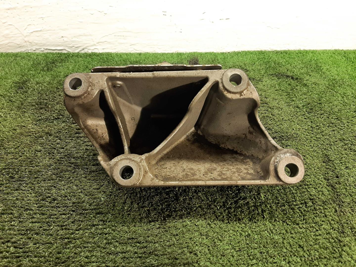 Кронштейн двигателя