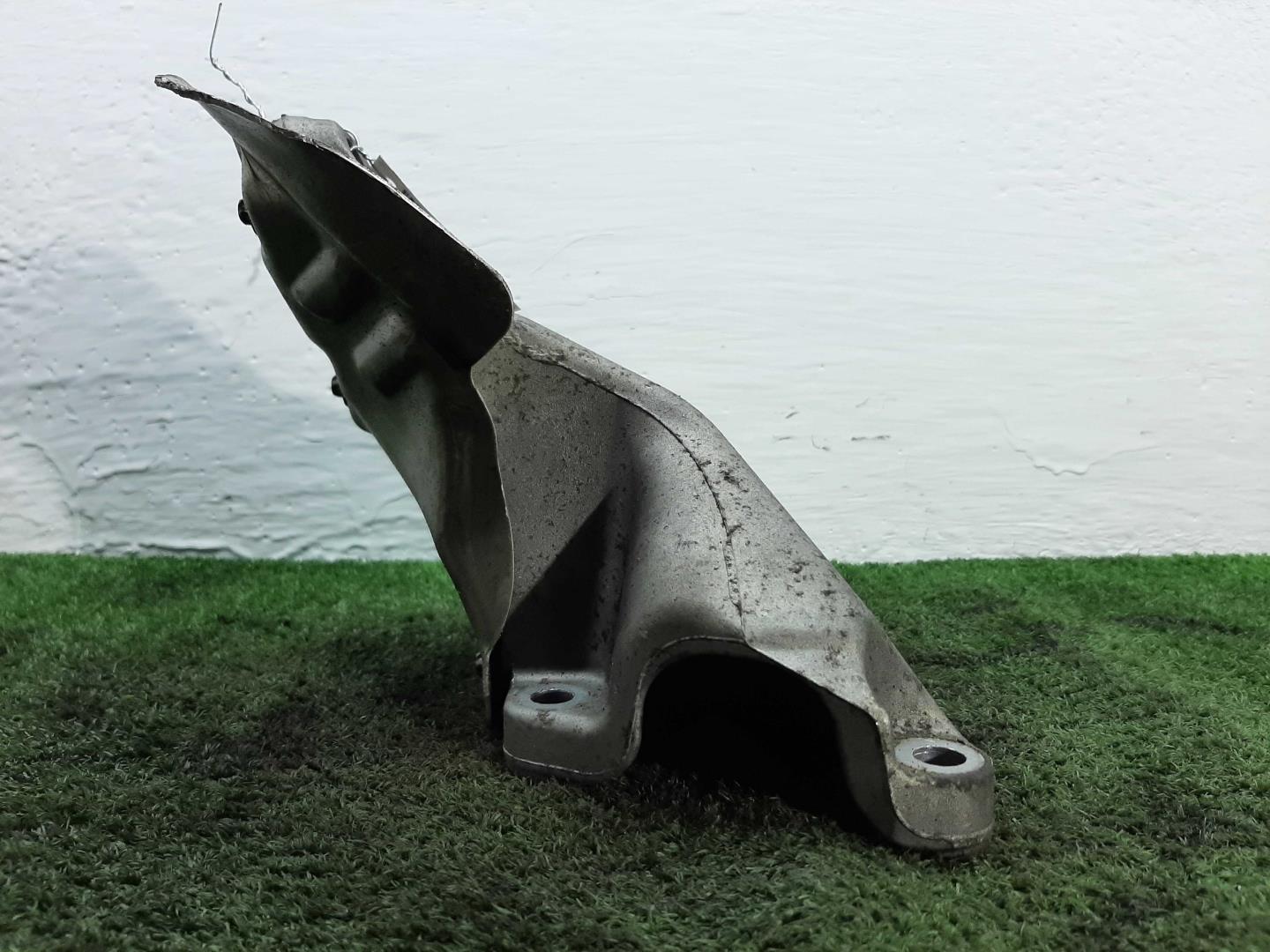 Кронштейн двигателя